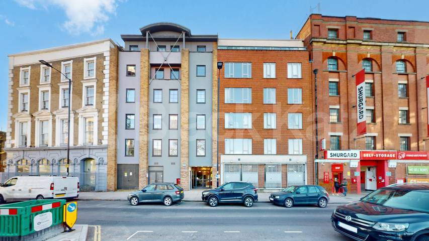 2 bedroom 2 bathroom modern apartment located close to a Piccadilly line station York Way, Camden Borders 